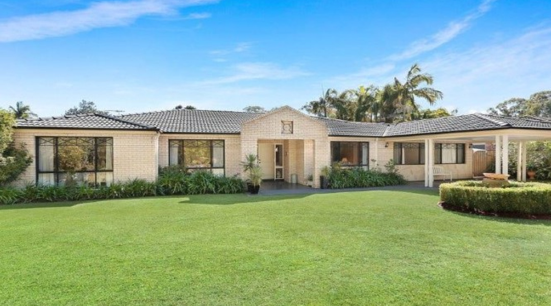 front of the house - huge front yard - parking access